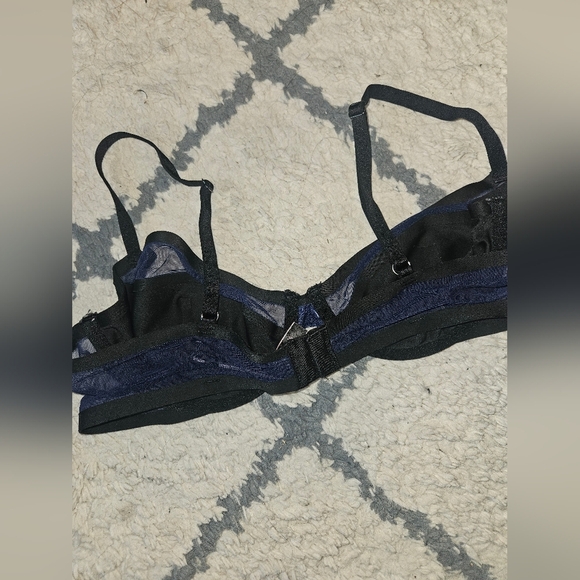 Victoria's Secret Very Sexy Unlined Mesh Demi Bra 36C - Picture 4 of 5